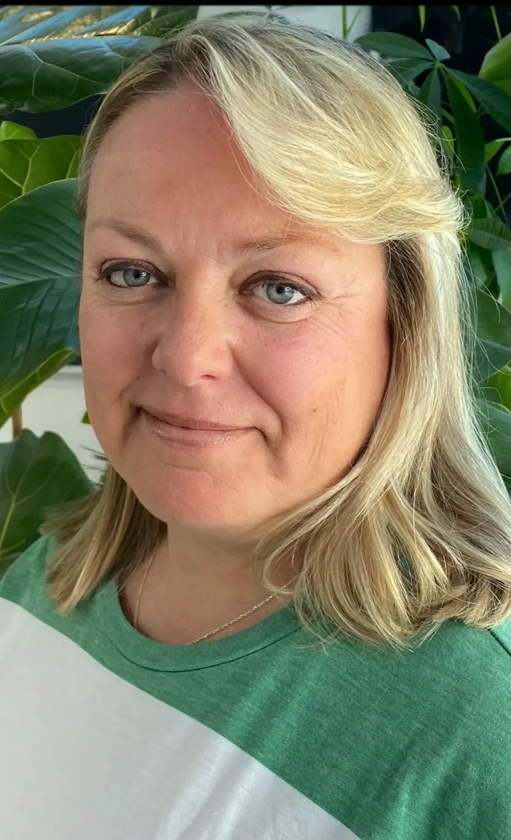 Shoulder-length blonde bob with soft layered texture and dimensional highlights, client portrait